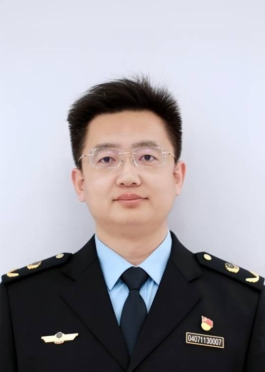 成斌（山西省晋中市介休市市场监管局党组成员、四级主任科员）