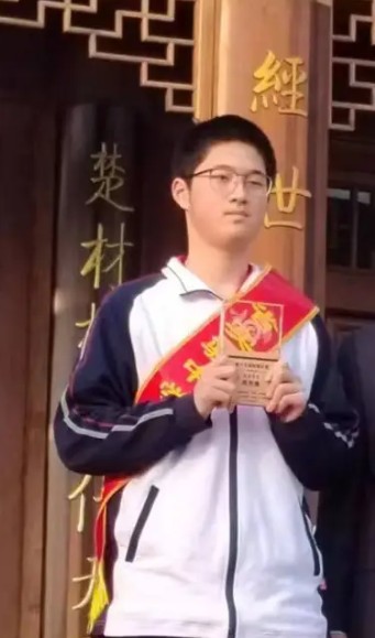 周世康（武汉学生，2025年高考700分）