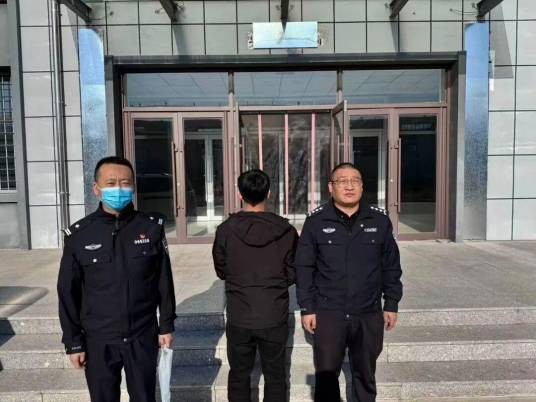 2025年赤峰男子举报自己“无证驾驶”事件