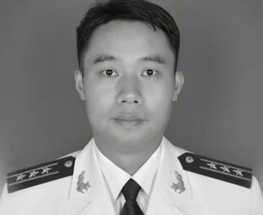 方明（中国人民解放军南部战区海军航空兵某部原战术指挥长）