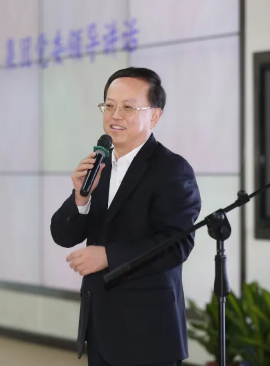 刘忠先（富士康科技集团党委书记）