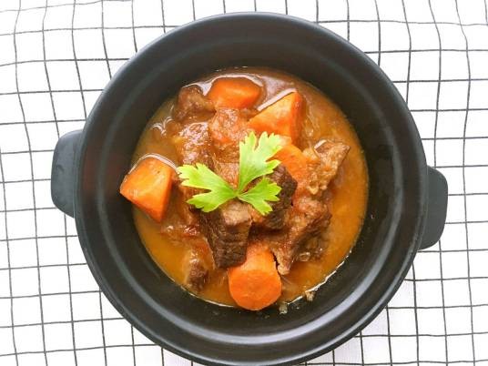 胡萝卜炖狗肉