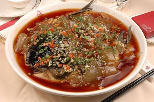 拆烩鲢鱼头（江苏省的一道传统名菜）