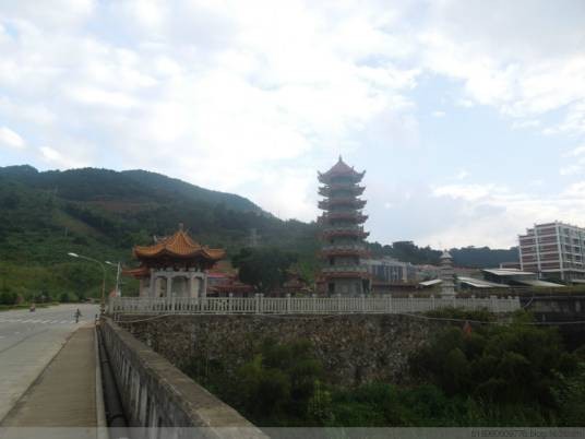 塔底村（福建省漳州市漳浦县深土镇下辖村）