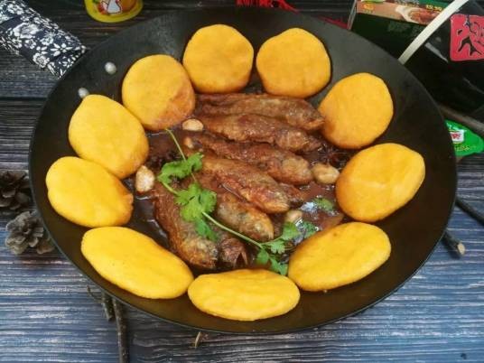 铁锅炖鱼玉米饼