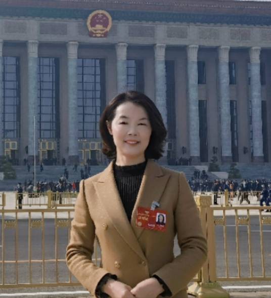 高金凤（第十四届全国政协委员，泰州市姜堰区实验小学教育集团校长）