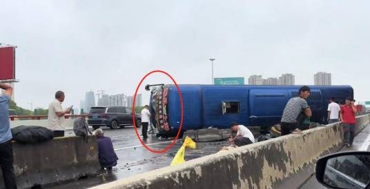 6·12京沪高速大巴车侧翻事故