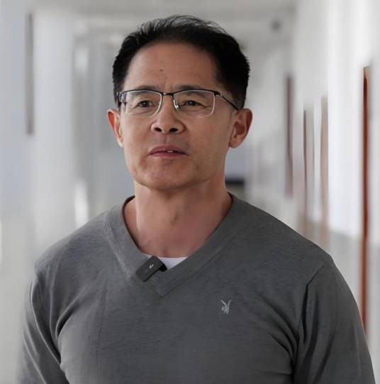 杨晓京（中国鄂托克旗第一中学高级顾问）