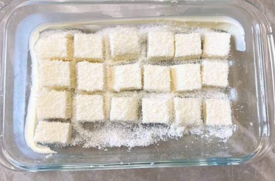 奶油小方（一种以奶油为主料的甜品）