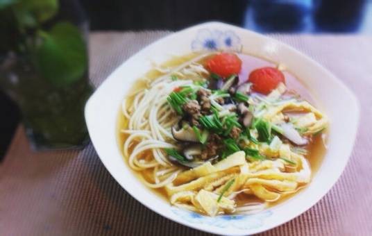 现炒浇头香菇肉丝面