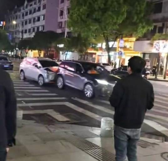 4·13衢州路虎连撞多车事故