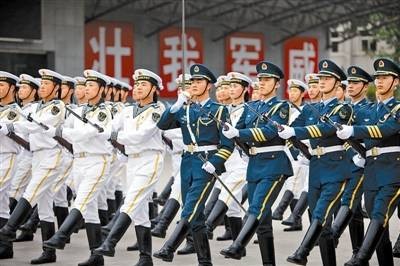 正步（队伍行进的步法）
