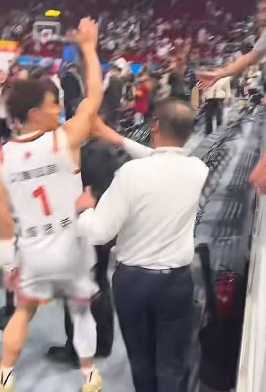 4·12上海球员遭安保阻拦推搡事件