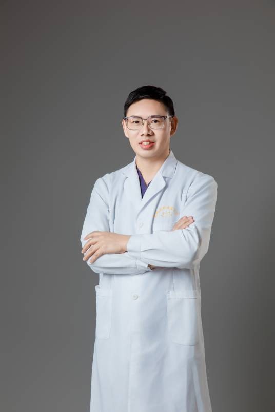 屈斌（千娇悦沁美人医疗美容门诊部主治医师）
