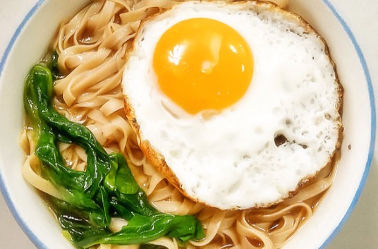 菠菜鸡蛋面