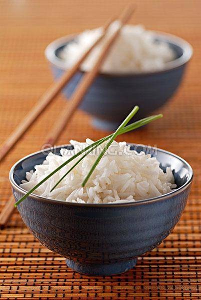 米饭（用大米和适量的水蒸或焖熟而成的食物）