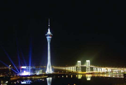 观光塔（吸引观光的现代建筑塔）