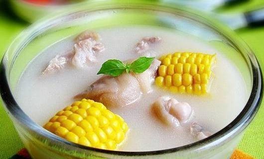 玉米炖猪蹄