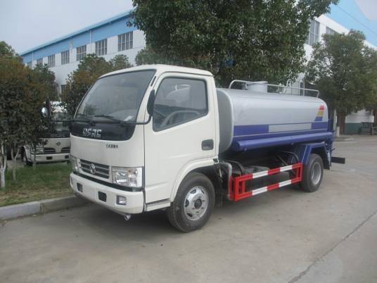 洒水车（用于供城市街道冲洗、降温和防尘之用的专用汽车）