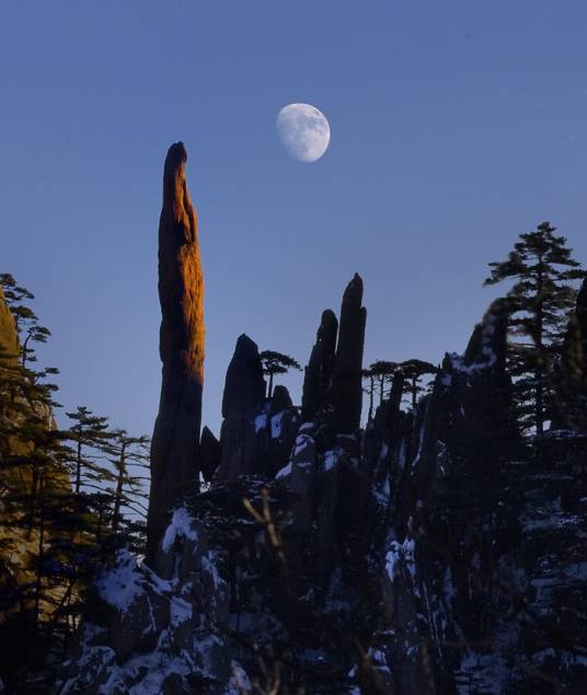 童子拜观音（安徽省黄山天然象形奇石景观）