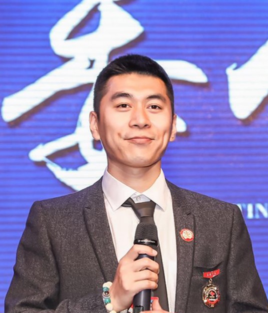 阿V（《中国文身职业教育规范化标准教材》主编）