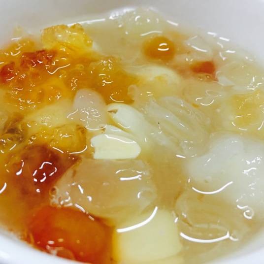 桃胶皂角米炖银耳