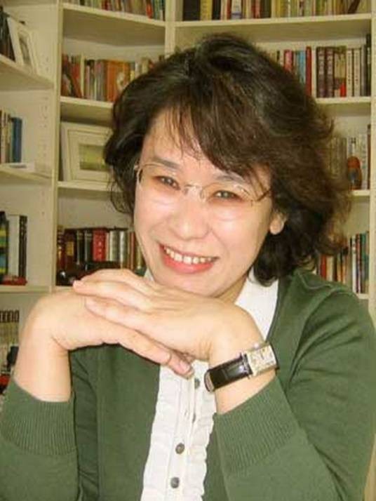 张海迪（中国残联第七届主席团主席，康复大学名誉校长）