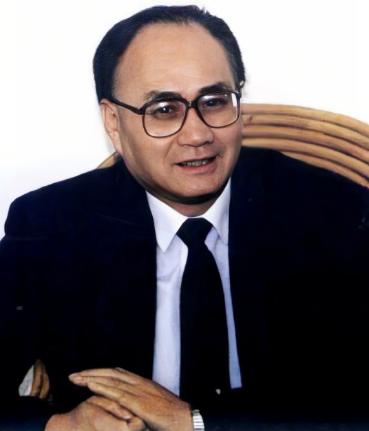 叶华明（叶挺将军四子，深圳市政协原副主席，深圳市先科企业集团创始人）