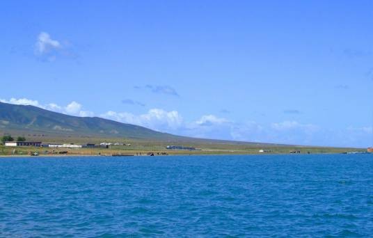 青海湖(中国最大的内陆咸水湖)