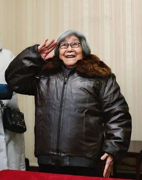 张连芳（中国空军第二代女飞行员）