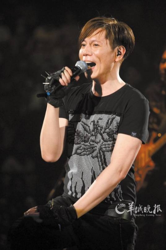 雷有辉(中国香港男歌手、音乐人,各大演唱会和音,太极乐队主唱)