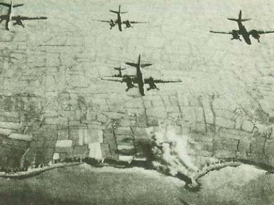空袭（从空中对地面或水面目标发动的军事袭击）
