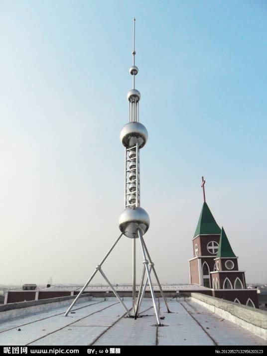 避雷针（保护建筑物、高大树木等避免雷击的装置）