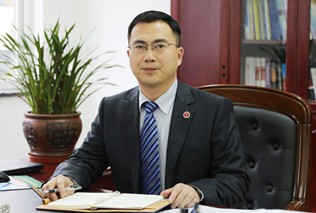 陆真（新华集团常务副总裁）